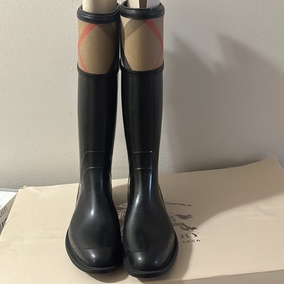 Burberry boots - Picture 2 of 5